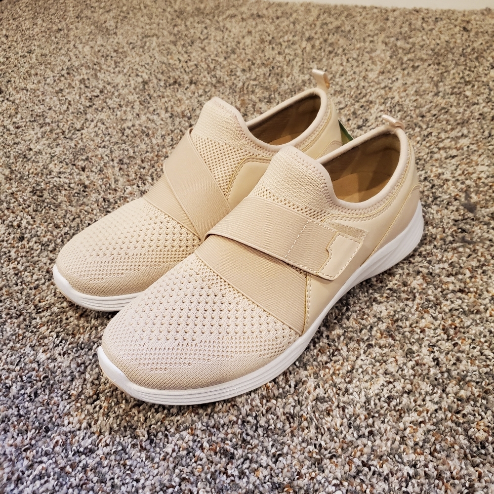 Earth brand athleisure shoe, Size 7